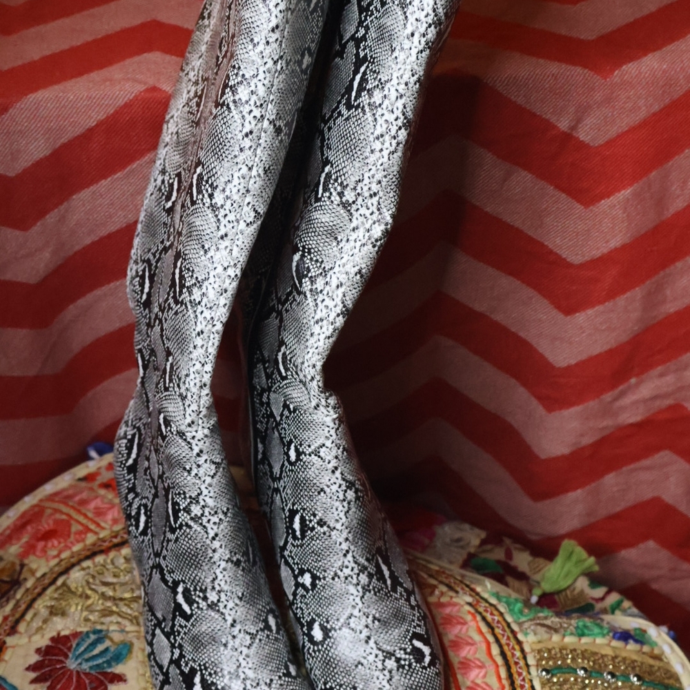 Madden Girl Snakeskin Pattern Decor - Black and White